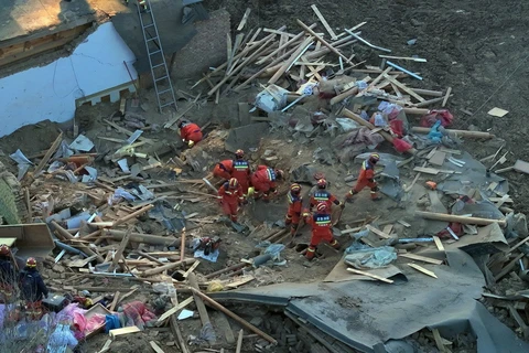 Lực lượng cứu hộ thực hiện công tác cứu nạn tại thành phố Hải Đông, tỉnh Thanh Hải (Trung Quốc) sau trận động đất ở tỉnh lân cận Cam Túc, ngày 19/12/2023. (Ảnh: THX/TTXVN)