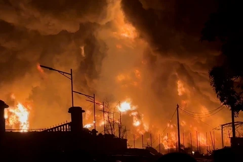 Khói lửa bốc ngùn ngụt từ hiện trường vụ nổ kho xăng dầu ở Thủ đô Conakry (Guinea) ngày 18/12/2023. (Ảnh: THX/TTXVN)
