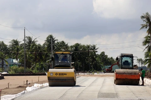 Thi công đường 3/2 nối dài đoạn Rạch Giá-Châu Thành (Kiên Giang). (Ảnh: Lê Huy Hải/TTXVN)