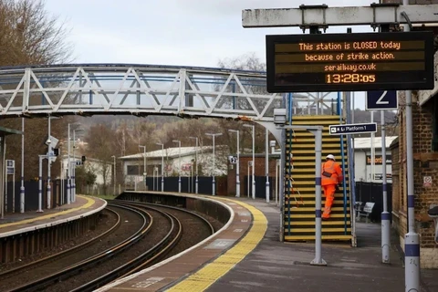 Bảng thông báo đóng cửa tại một ga tàu ở vùng England của Anh do cuộc đình công của các nhân viên đường sắt ngày 3/2/2023. (Ảnh: Bloomberg/TTXVN)