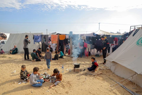 Trẻ em tại khu lều tạm ở Rafah, phía Nam Dải Gaza, ngày 8/12/2023. (Ảnh: THX/TTXVN)