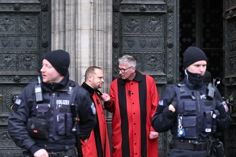 Cảnh sát gác tại nhà thờ Cologne (Đức), ngày 24/12/2023. (Ảnh: AFP/TTXVN)