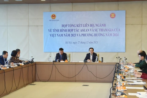 Đại diện các Bộ, ngành dự họp tổng kết về tình hình hợp tác ASEAN năm 2023 và phương hướng năm 2024. (Ảnh: Lâm Khánh/TTXVN)