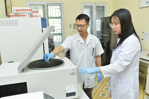 Tiến sỹ Ngô Ngọc Hải - Nghiên cứu viên của Viện Nghiên cứu Hệ Gen (Viện Hàn lâm Khoa học và Công nghệ Việt Nam) thực hiện phân tích mẫu nghiên cứu về đa dạng nguồn gen. (Ảnh: Minh Đức/TTXVN)