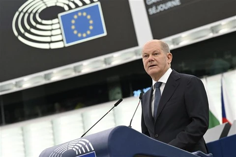Thủ tướng Đức Olaf Scholz phát biểu tại một phiên họp Nghị viện châu Âu. (Ảnh: AFP/TTXVN)