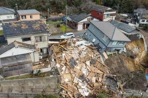 Những ngôi nhà bị phá hủy sau động đất tại Wajima, tỉnh Ishikawa (Nhật Bản) ngày 2/1/2024. (Ảnh: AFP/TTXVN)