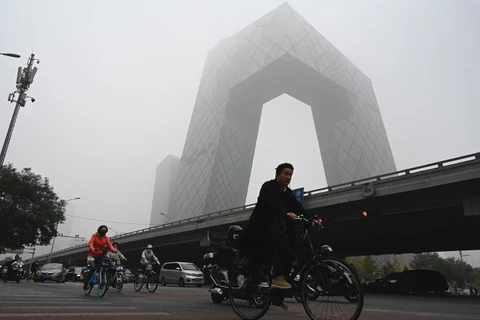 Sương mù bao phủ Thủ đô Bắc Kinh (Trung Quốc). (Ảnh: AFP/TTXVN)