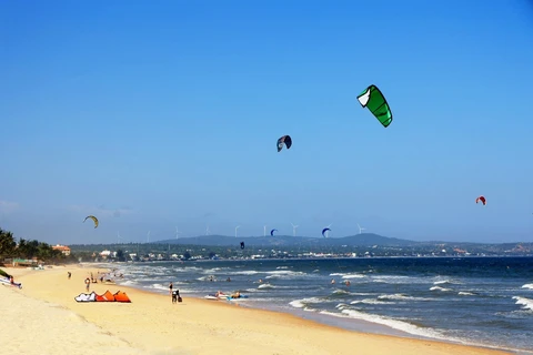 Lướt ván diều trên bãi biển Mũi Né (Bình Thuận). (Ảnh: Hồng Đạt/TTXVN)