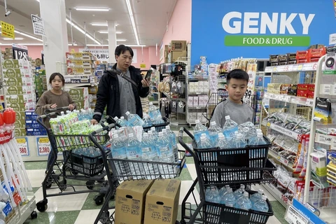 Một nhóm tình nguyện mua đồ tại siêu thị để chuẩn bị cho việc tiếp tế cho những người Việt ở vùng bị động đất. (Ảnh: TTXVN phát)