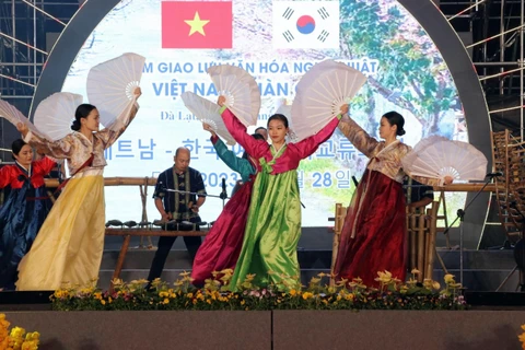 Đêm giao lưu văn hóa nghệ thuật Việt Nam-Hàn Quốc tại Đà Lạt, ngày 28/12/2023. (Ảnh: Quốc Hùng/TTXVN)
