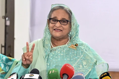 Thủ tướng Bangladesh Sheikh Hasina tới bỏ phiếu tại điểm bầu cử ở Dhaka, ngày 7/1/2024. (Ảnh: AFP/TTXVN)