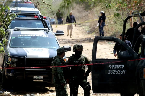 Binh sỹ Mexico điều tra tại hiện trường vụ tấn công nhằm vào cảnh sát tuần tra ở Guadalajara, bang Chiapas (Mexico), ngày 12/7/2023. (Ảnh: AFP/TTXVN)