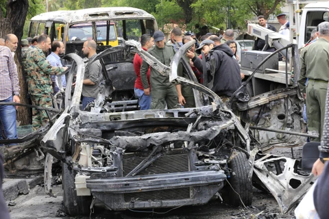 Hiện trường một vụ đánh bom xe tại Damascus (Syria). (Ảnh: AFP/TTXVN)