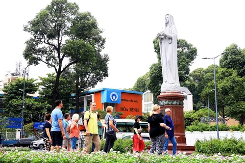 Khách quốc tế tham quan khuôn viên trước Nhà thờ Đức Bà, trung tâm Thành phố Hồ Chí Minh. (Ảnh: Hồng Đạt/TTXVN)