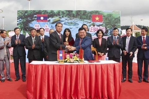 Đại biểu Việt Nam và Lào tại lễ bàn giao Công viên Hữu nghị Việt Nam-Lào. (Ảnh: TTXVN phát)
