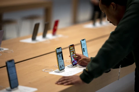 Apple đang đưa ra các chương trình giảm giá tạm thời cho điện thoại iPhone tại thị trường Trung Quốc. (Ảnh: AFP/TTXVN)