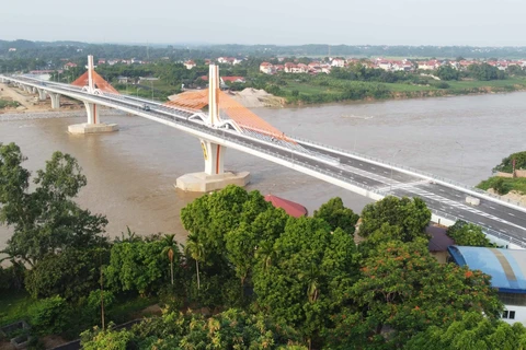 Cầu Vĩnh Phú là công trình trọng điểm có ý nghĩa với nhân dân hai tỉnh Vĩnh Phúc và Phú Thọ. (Ảnh: Hoàng Hùng/TTXVN)