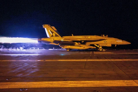 Chiến đấu cơ cất cánh từ tàu sân bay USS Dwight D. Eisenhower của Mỹ trong chiến dịch tấn công các mục tiêu của lực lượng Houthi ở Yemen, ngày 12/1/2024. (Ảnh: AFP/TTXVN)