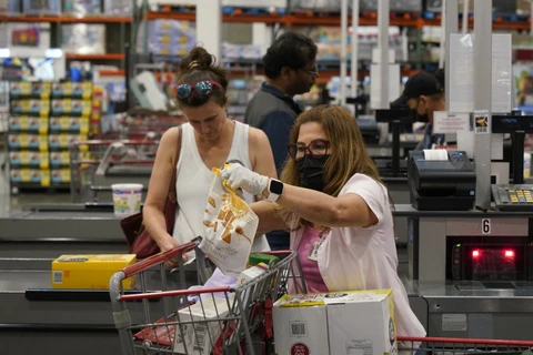 Người dân mua sắm tại siêu thị ở Foster (Mỹ), ngày 29/6/2023. (Ảnh: THX/TTXVN)