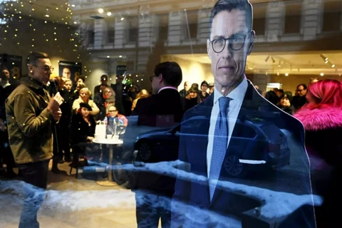Hình ảnh ứng cử viên Alexander Stubb được nhìn thấy qua cửa sổ một quán càphê, khi ông vận động tranh cử ở Helsinki (Phần Lan). (Nguồn: Euronews)