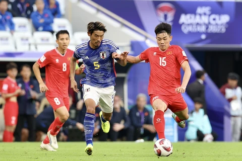 Đình Bắc (số 15) của Tuyển Việt Nam tranh chấp bóng cùng cầu thủ Nhật Bản trong trận đấu tối 14/1/2024 (giờ địa phương) trên Sân Vận động Al Thumama tại Doha (Qatar). (Ảnh: Hoàng Linh/TTXVN)