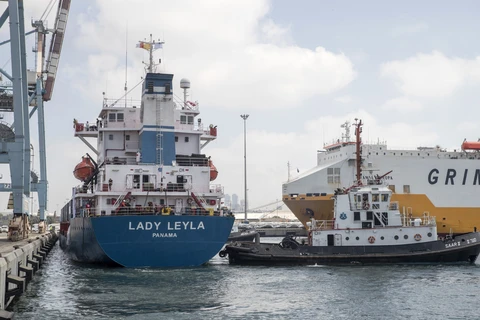 Một tàu chở hàng viện trợ tại cảng Ashdod, miền Nam Israel. (Ảnh: AFP/TTXVN)