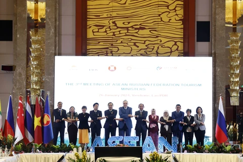 Các đại biểu dự Hội nghị Bộ trưởng Du lịch ASEAN-Nga lần thứ ba chụp ảnh lưu niệm. (Ảnh: Phạm Kiên/TTXVN)