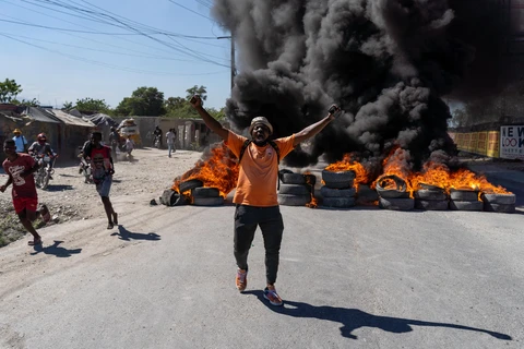 Người dân đốt lốp xe trong cuộc biểu tình phản đối bạo lực băng đảng ở Thủ đô Port-au-Prince (Haiti) hồi đầu năm ngoái. (Ảnh: AFP/TTXVN)