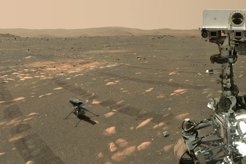 Hình ảnh trực thăng thám hiểm Sao Hỏa Ingenuity (trái) được chụp từ camera của tàu thăm dò Perseverance, ngày 6/4/2021. (Ảnh: AFP/TTXVN)