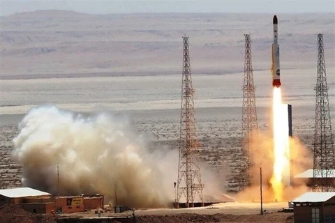 Tên lửa Qaem 100 mang theo vệ tinh Soraya rời bệ phóng hôm 20/1. (Ảnh: IRNA/TTXVN)