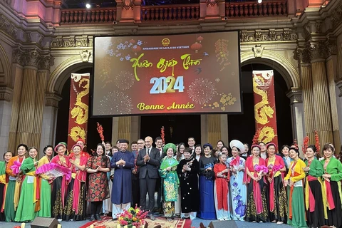 Đại sứ Việt Nam tại Pháp Đinh Toàn Thắng cùng đại biểu và Kiều bào tại lễ đón chào xuân Giáp Thìn 2024. (Ảnh: Ngọc Hiệp/TTXVN)