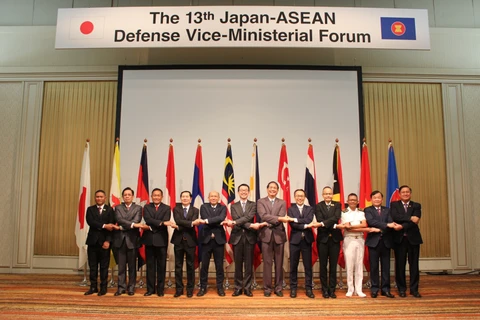 Thứ trưởng Bộ Quốc phòng Nhật Bản và Trưởng đoàn các nước tham dự hội nghị chụp ảnh chung. (Ảnh: Phạm Tuân/TTXVN)