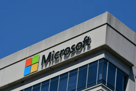 Biểu tượng Microsoft tại tòa nhà văn phòng ở Chevy Chase, Maryland (Mỹ). (Ảnh: AFP/TTXVN)