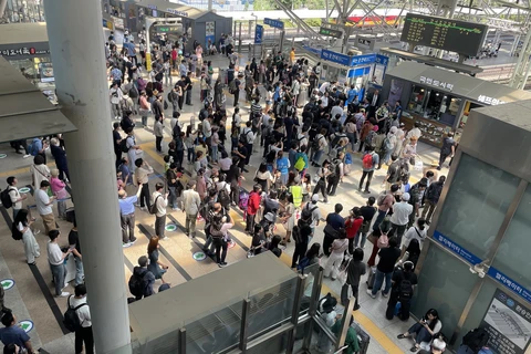 Hành khách tại nhà ga ở Seoul (Hàn Quốc). (Ảnh: Yonhap/TTXVN)