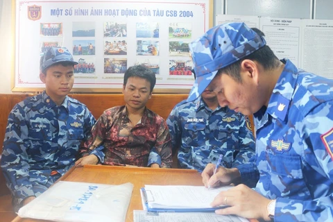 Lực lượng chức năng thuộc tàu tuần tra CSB 2004-Bộ Tư lệnh Vùng Cảnh sát Biển 4 bắt giữ và lấy lời khai đối tượng ngay trên tàu. (Nguồn: Cà Mau Online)