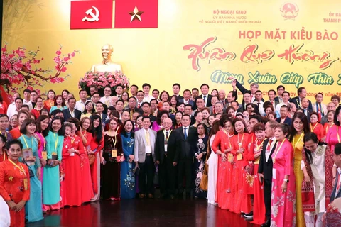 Phó Thủ tướng Trần Lưu Quang cùng lãnh đạo Thành phố Hồ Chí Minh chụp ảnh lưu niệm cùng các đại biểu Kiều bào. (Ảnh: Xuân Khu/TTXVN)