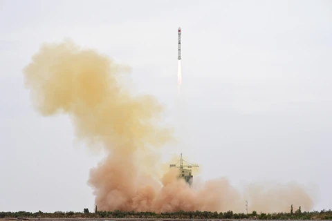 Tên lửa đẩy Trường Chinh-2C mang theo vệ tinh thử nghiệm công nghệ Internet vệ tinh rời bệ phóng tại Trung tâm Phóng Vệ tinh Tửu Tuyền, Trung Quốc, ngày 9/7/2023. (Ảnh: THX/TTXVN)