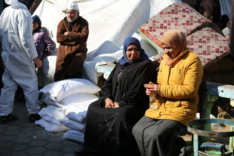 Người dân chờ nhận lương thực cứu trợ của UNRWA tại Rafah, Dải Gaza, ngày 28/1/2024. (Ảnh: THX/TTXVN)