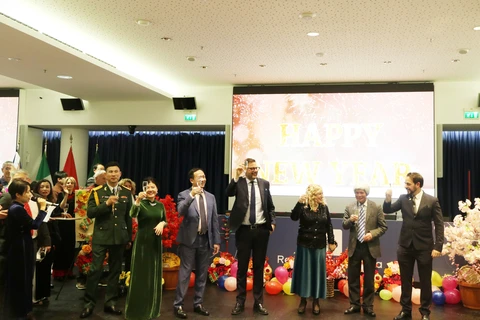 Đại sứ Việt Nam tại Italy cùng các quan khách nâng ly chúc mừng Năm mới 2024. (Ảnh: Trường Dụy/TTXVN)