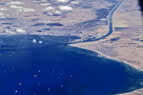 Tàu thuyền chờ qua Kênh đào Suez. (Ảnh: AFP/TTXVN)