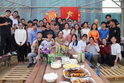 Các tu nghiệp sinh Việt Nam thuộc Trung tâm AICAT cùng liên hoan đón Giao thừa. (Ảnh Vũ Hội/TTXVN)