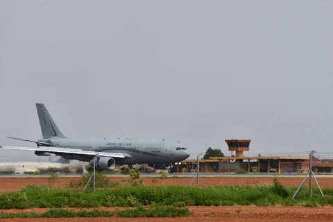 Máy bay hạ cánh tại sân bay quốc tế Diori Hamani ở Niamey (Niger) ngày 1/8/2023. (Ảnh: AFP/TTXVN)