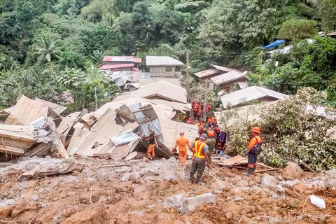 Lực lượng cứu hộ tìm kiếm nạn nhân tại hiện trường vụ lở đất ở tỉnh Davao de Oro (Philippines), ngày 7/2/2024. (Ảnh: THX/TTXVN)