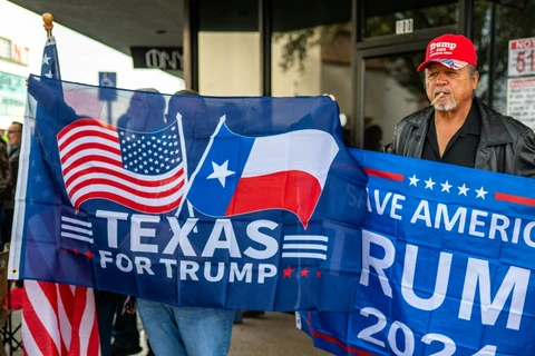 Những người ủng hộ cựu Tổng thống Mỹ Donald Trump chào đón ông tới thăm thành phố Eagle Pass, bang Texas ngày 29/2/2024. (Ảnh: AFP/TTXVN)