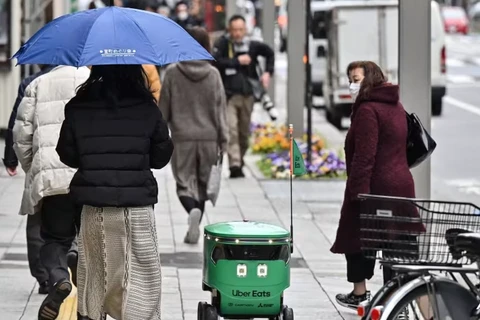 Robot của Uber Eats trình diễn dịch vụ giao hàng bằng robot của Uber Eats tại trung tâm thành phố Tokyo, ngày 5/3/2024. (Nguồn: AFP/CNA)