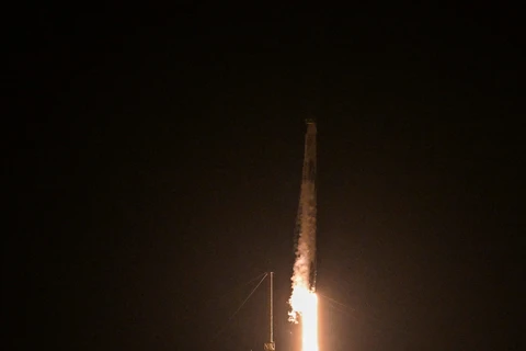 Tên lửa Falcon-9 mang theo tàu vũ trụ Endeavour chở phi hành đoàn Crew-8 rời bệ phóng tại Trung tâm Vũ trụ Kennedy ở bang Florida (Mỹ) ngày 4/3/2024. (Ảnh: AFP/TTXVN)