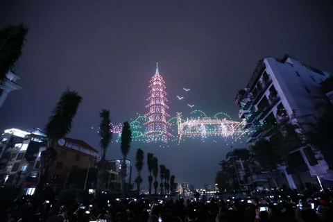 Màn trình diễn ánh sáng nghệ thuật bằng drone chào Xuân mới trên bầu trời Hà Nội, tại khu vực ngã ba Văn Cao, quận Tây Hồ đêm 9/2/2024. (Ảnh: Huy Hùng/TTXVN)