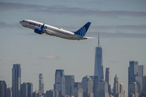Máy bay của United Airlines cất cánh tại Sân bay Quốc tế Newark Liberty ở Newark, bang New Jersey (Mỹ). (Ảnh minh họa: AFP/TTXVN)