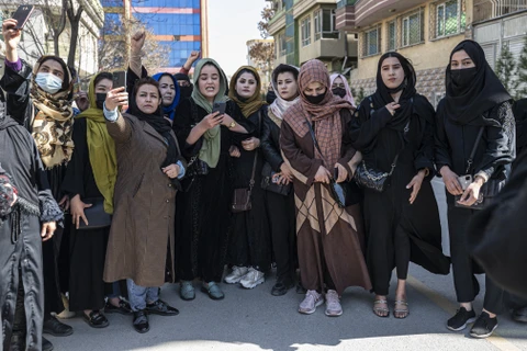 Phụ nữ Afghanistan biểu tình đòi các quyền lợi tại Thủ đô Kabul, ngày 8/3 năm ngoái. (Ảnh: AFP/TTXVN)