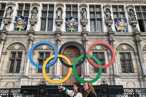 Biểu tượng Olympic tại Paris (Pháp). (Ảnh: AFP/TTXVN)